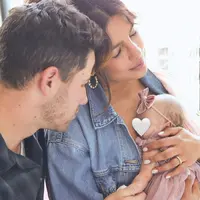 Bertepatan dengan Hari Ibu, Priyanka Chopra akhirnya membagikan potret kebersamaannya dengan sang suami dan anak perempuan pertamanya yang telah lahir. Di foto ini, Priyanka Chopra tampil tanpa makeup, dengan rambut yang diikat ke belakang. Messy look but make it still pretty, bukan, Sahabat FIMELA? Foto: Instagram.