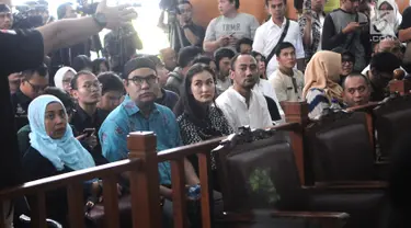 Artis Atiqah Hasiholan yang juga anak Ratna Sarumpaet (tengah) saat mengikuti jalannya sidang dakwaan perdana atas kasus penyebaran berita hoaks di Pengadilan Negeri (PN) Jakarta Selatan, Kamis (29/2). (Liputan6.com/Herman Zakharia)