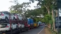 Antrean kendaraan yang hendak menuju Pelabuhan Ketapang mengular hingga kawasan wisata Watudodol (Istimewa)