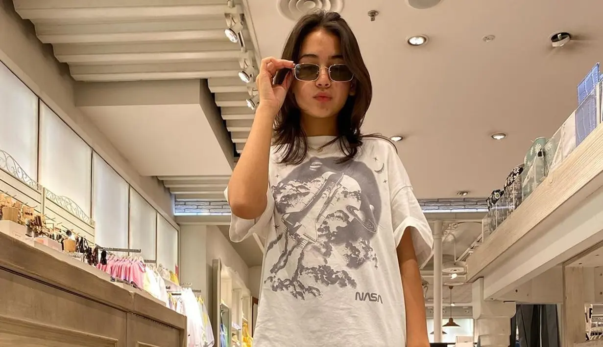 Pada beberapa foto yang diunggah, pemain Dari Jendela SMP ini terlihat kerap menggunakan kacamata. Penampilan Sandrinna saat memakai kacamata pun curi perhatian netizen. (Liputan6.com/IG/@sandrinna_11)