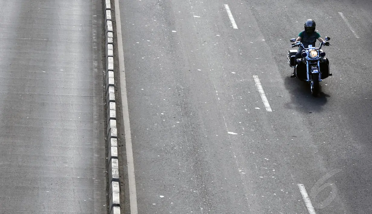 Ruas jalan Gatot Subroto Jakarta yang biasanya terlihat padat, kini begitu lengang. Tampak, pengendara motor besar melintas di jalan Gatot Subroto Jakarta, Kamis (25/12/2014). (Liputan6.com/Miftahul Hayat)