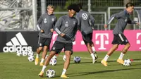 Pemain Timnas Jerman, Leroy Sane, menggiring bola berebut bola saat sesi latihan jelang laga UEFA Nations League di Stuttgart, Senin (31/8/2020). Jerman akan berhadapan dengan Spanyol. (AFP/Thomas Kienzle)