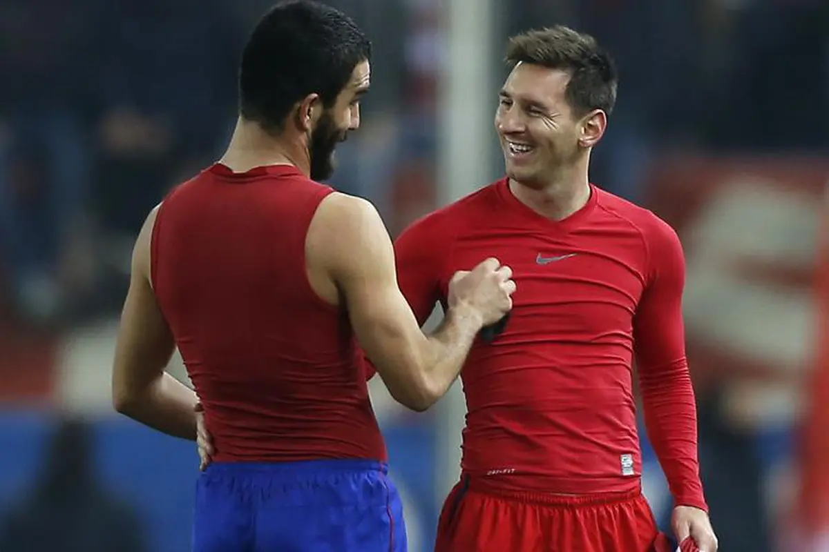 Arda Turan dan Lionel Messi (Bleacher Report)