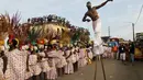 Sejumlah menggunakan kostum unik untuk mengikuti parade Popo (topeng) dalam karnaval Bonoua , di timur Abidjan, Pantai Gading, (9/4). (REUTERS / Luc Gnago)