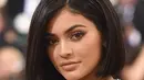 Dengan tatanan rambut sederhana, Kylie juga mengaplikasikan makeup yang begitu ringan di wajahnya. Tatanan rias bernuansa nude berhasil membuat penampilan Kylie nampak Flawless. (AFP/Bintang.com)