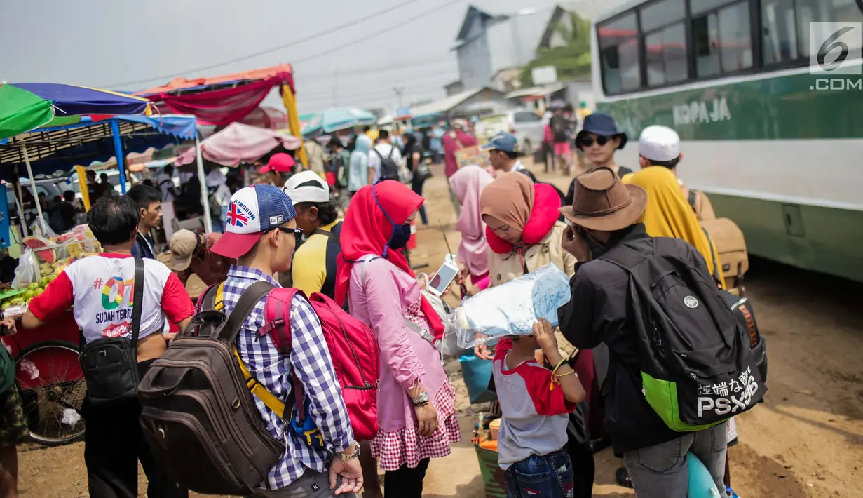 Wisatawan yang akan berlibur menuju Kepulauan Seribu  memadati Pelabuhan Kali Adem, Muara Angke, Jakarta, Sabtu (8/6/2019). Beberapa pulau di wilayah Kepulauan Seribu menjadi pilihan favorit banyak warga Ibu Kota dan sekitarnya yang memanfaatkan momen liburan Lebaran. (Liputan6.com/Faizal Fanani)
