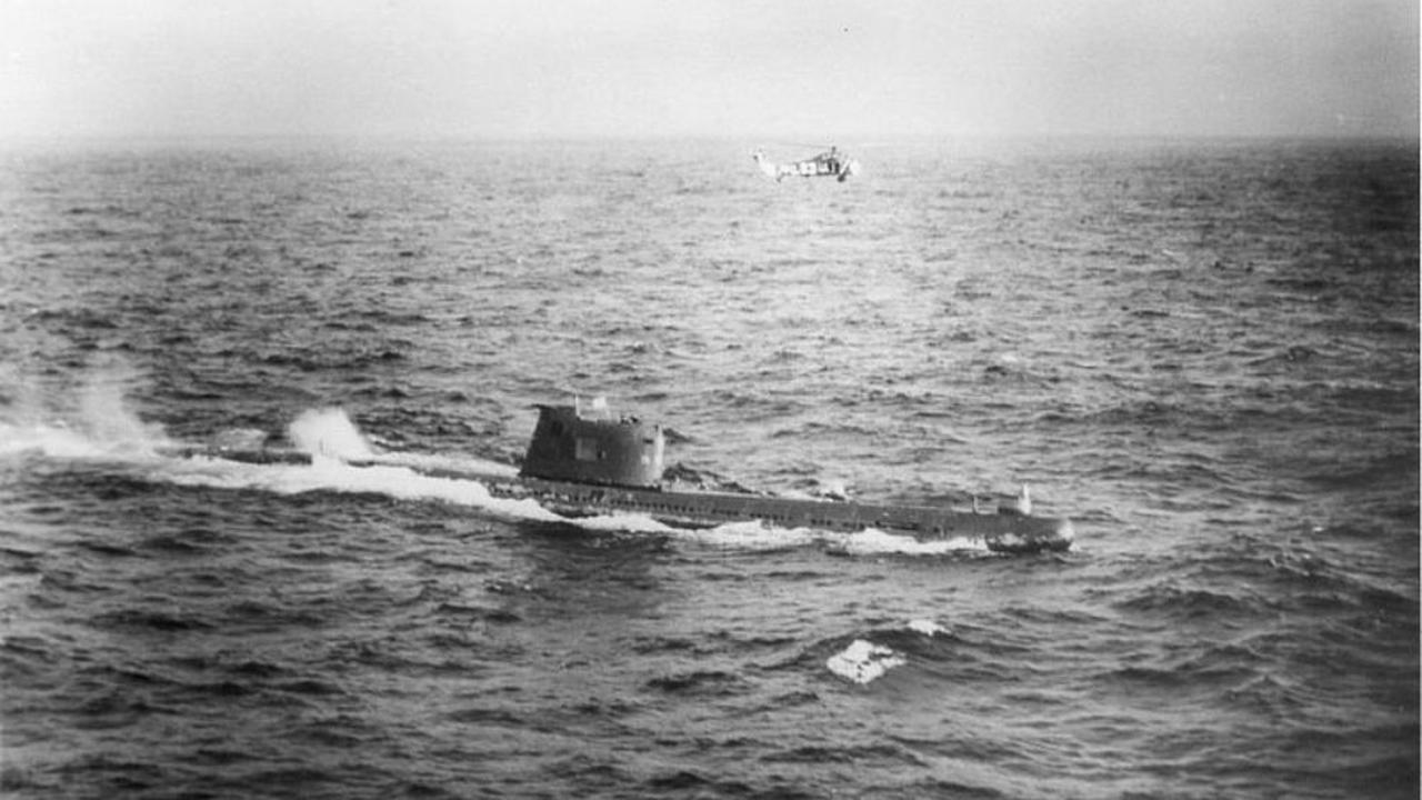 Penampakan kapal selam Uni Soviet B-59 di perairan dekat Kuba. Insiden itu nyaris memicu Perang Dunia III (Public Domain/US Navy)