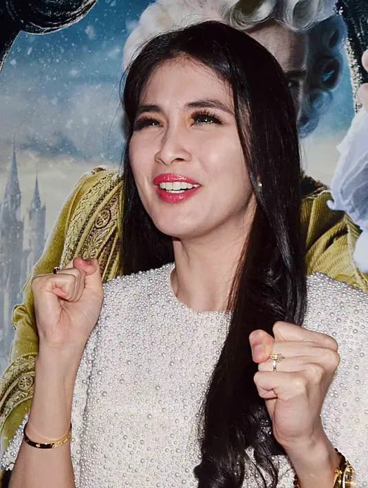 Bukan pertama kali, wanita yang pernah dinobatkan sebagai Duta Disneyland ini mengaku telah menonton film Beauty and The Beast sejak kecil. Memang, film ini diadaptasi dari cerita film Disney. (Deki Prayoga/Bintang.com)