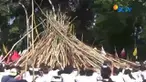 Tradisi Mekotek di Desa Munggu, Badung, Bali, tetap menarik perhatian warga maupun wisatawan. Saat Ramadan, umat Muslim pun menyaksikan tradisi ini sambil menunggu waktu berbuka puasa.