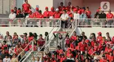 Presiden Joko Widodo menyapa penonton saat menyaksikan pertandingan Indonesia vs Irak dalam laga lanjutan Grup F Kualifikasi Piala Dunia 2026 zona Asia di Stadion Utama Gelora Bung Karno (GBK), Senayan, Jakarta, Kamis (6/6/2024). (Liputan6.com/Herman Zakharia)