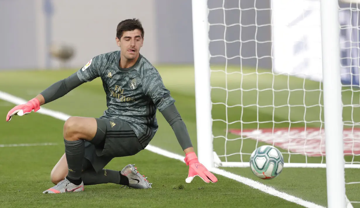 Kiper Real Madrid, Thibaut Courtois, gagal menghalau tendangan pemain Eibar, Pedro Bigas, pada laga La Liga di Estadio Alfredo Di Stefano, Senin (15/6/2020). Real Madrid menang 3-1 atas Eibar. (AP/Bernat Armangue)