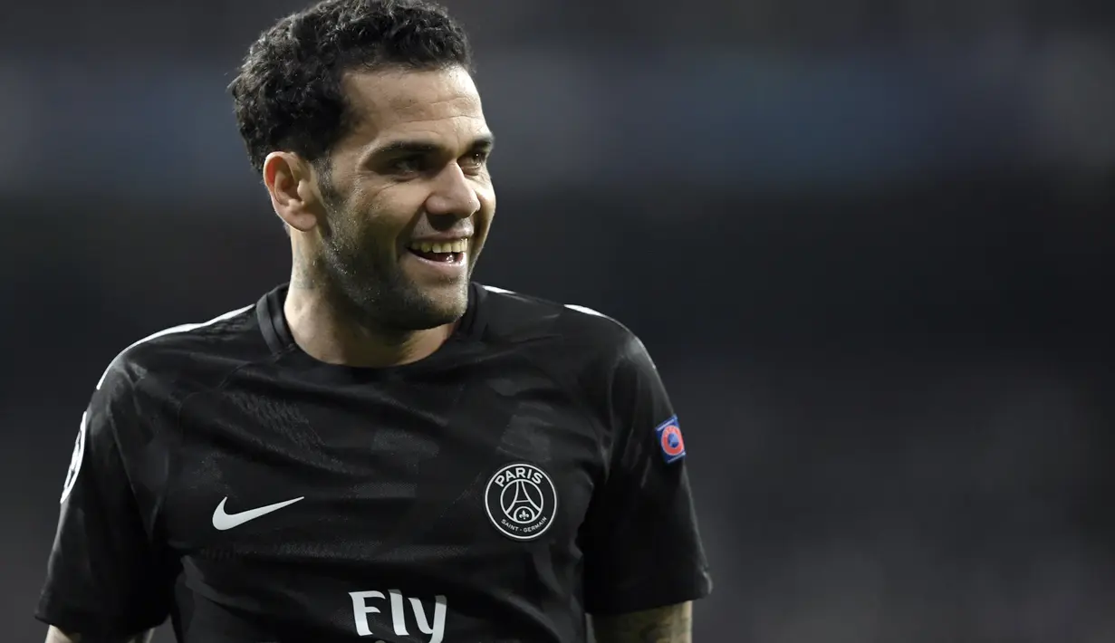 5. Dani Alves - Pada tahun 2006 bermain apik bersama Sevilla sehingga menghasilkan trofi piala UEFA. Hal tersebut membuat Liverpool naksir berat. (AFP/Gabriel Buoys)