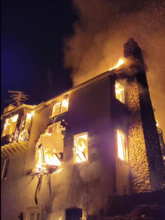 Rumah Terbakar (Sumber: AP)