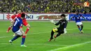Kiper Singapura, Mohamad Izwan gagalkan tendangan silang pemain Malaysia, Norshahrul Idlan dalam Laga Piala AFF Suzuki 2012 di Stadion Bukit Jalil, Kuala Lumpur, Malaysia, minggu 25 November 2012. pertandingan berakhir 0-3 untuk Singapura.