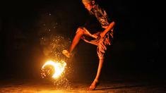 Di beberapa negara memiliki cara yang unik untuk menikmati sepak bola. Misal di Indonesia bermain sepak bola api dan berbagai cara lainnya untuk menikmati sepak bola.