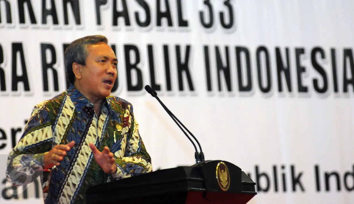 Kepala Badan Pengkajian MPR, Bambang Sadono memberikan sambutan pembuka diskusi Menata Sistem Perekonomian Nasional berdasarkan Pasal 33 UUD NKRI tahun 1945 di Kompleks Parlemen, Jakarta, Kamis (26/11/2015). (Liputan6.com/Helmi Fithriansyah)