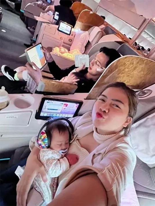 <p>"Setelah penerbangan yang sangat panjang untuk kami berempat, akhirnya KAMI BERHASIL KE BARCELONA!. Mau say thankyou dulu ke anak2 super duper hebat ku @graziellabible_ &amp; @zefanyagraneth_ yg jagoan bangett!!. Jujur deg2an banget long flight +\- 18 jam bareng 2 bayi wakakaka apalagi ini penerbangan pertama nya Zefanya.." tulis Feli. [Instagram/felicyangelista_]</p>