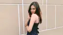 Gaya Syifa dengan simple dress ini juga tak lepas dari sorotan netizen. Ia pun tampak begitu anggun menggunakan simple dress motif polkadot kecil dengan makeup sederhana. (Liputan6.com/IG/@syifahadjureal)