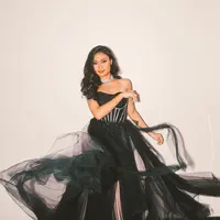 Sebagai seorang penyanyi, Novia Bachmid memiliki pesona yang begitu eksotis saat di atas panggung [instagram/noviabachmid]