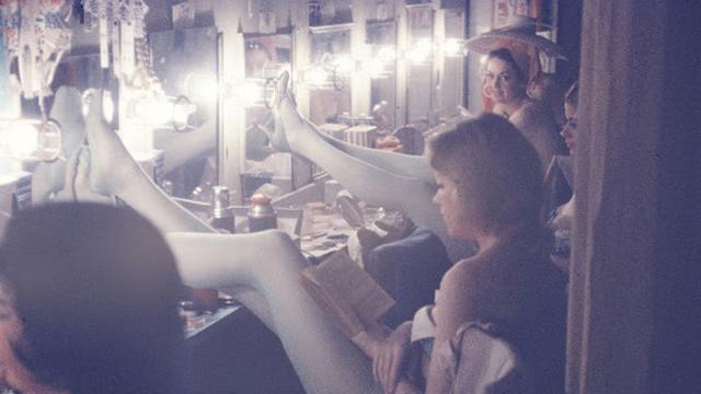 6 Potret Aktivitas Penari Diskotek Era 1950 di Belakang Panggung