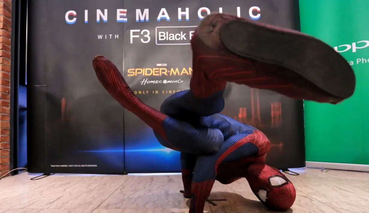 Keseruan Gigi eks Cherrybelle dan Yudhistira begitu terlihat ketika mereka berfoto dengan mengikuti gaya Spider-Man. Terlebih dengan kostum yang dikenakan Yudhistira yang menambah keseruan tersebut. (Adrian Putra/Bintang.com)