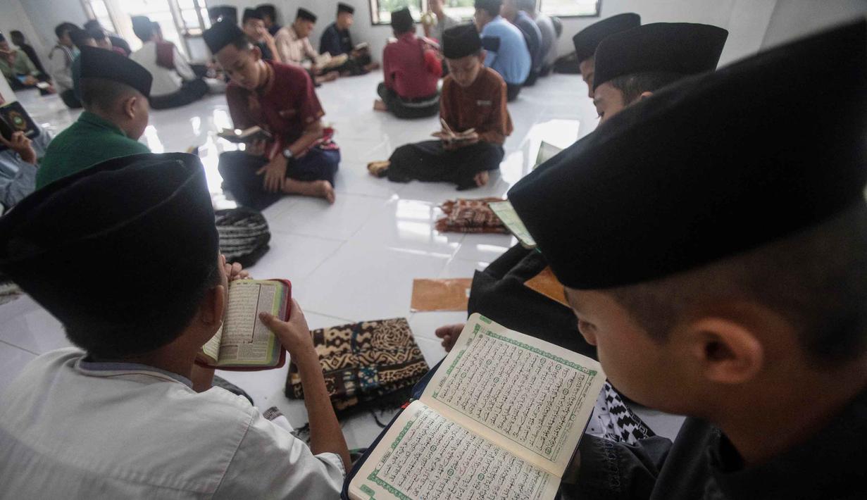 Tradisi ini telah berlangsung lama, tidak hanya bertujuan melancarkan bacaan Al-Quran, tetapi juga memastikan para pelajar atau santri dapat mengkhatamkan Al-Quran selama Ramadan 1447 Hijriah. Tampak dalam foto, para siswa duduk melingkar sambil membaca Al-Quran selama bulan suci Ramadan 1447 Hijriah di Pondok Pesantren Ar-Raudlatul Hasanah di Medan, Sumatera Utara, Sabtu 21 Februari 2026. (AP Photo/Binsar Bakkara)