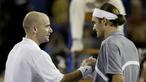 1. Tahun 2003 - Roger Federer (Swiss) berhadapan dengan Andre Agassi (USA) dalam partai final yang berlangsung di Westside Tennis Club, Houston, Texas, USA (16/11/2003). Roger Federer menang dengan skor 6-3, 6-0, 6-4. (AFP/Matthew Stockman/Via Getty Images)