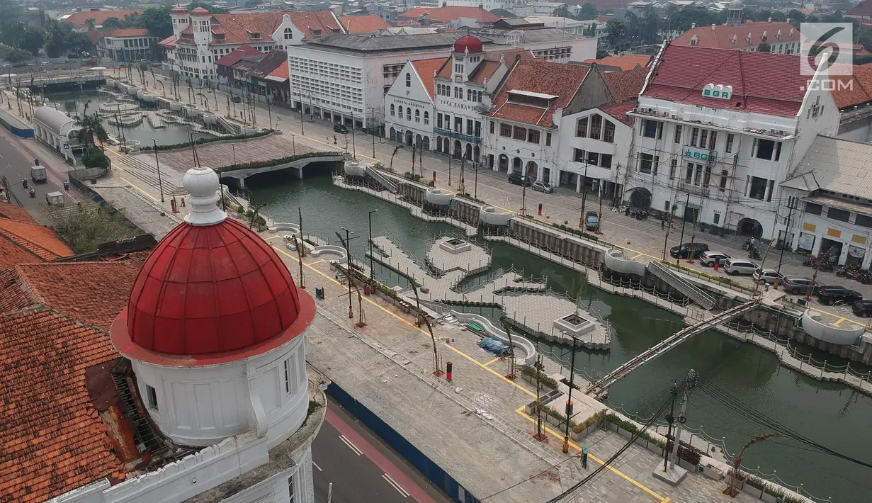 Pemandangan proyek revitalisasi kawasan Kali Besar, Kota Tua yang dilihat dari atas, Jakarta Barat, Kamis (3/5). Pengerjaan proyek revitalisasi kawasan Kali Besar ini sudah lebih dari 90 persen atau hampir selesai. (Liputan6.com/Arya Manggala)