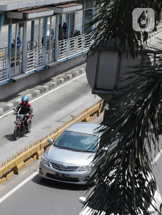 Pengendara roda dua menerobos jalur Transjakarta di Jalan Buncit Raya, Jakarta, Selasa (14/1/2020). Polda Metro Jaya memasang kamera untuk tilang elektronik yang terpasang di jalur TransJakarta wilayah Jakarta Selatan, yakni ruas Duren Tiga dan Imigrasi. (Liputan6.com/Herman Zakharia)