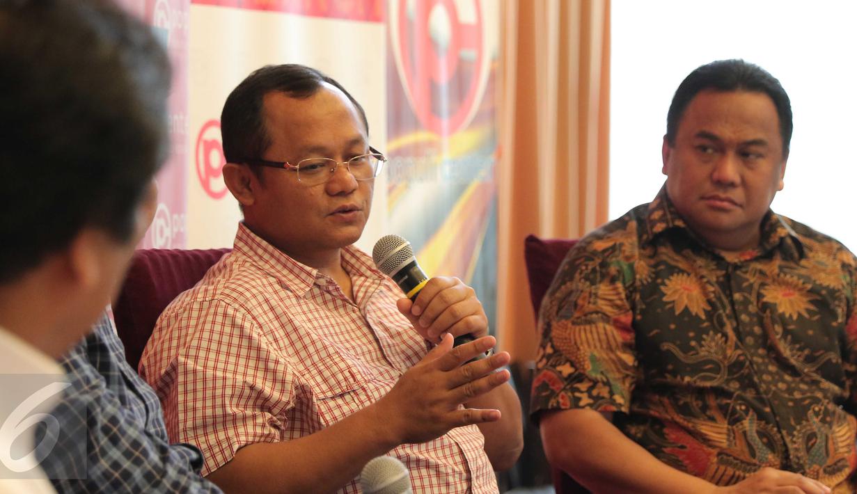 Anggota DPR Muh. Sarmuji (tengah) berbicara saat diskusi di Jakarta, (6/2). Jika banyak Investor yang hengkang maka akan berdampak buruk bagi perekonomian di Indonesia. (Liputan6.com/Angga Yuniar)