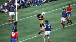 Joel Bats - Penjaga gawang Timans Prancis ini mencatat cleansheet sebanyak tiga kali selama putaran final Euro. Dengan waktu 480 menit, ia hanya mencatat empat kali kebobolan ketika Euro 1984. (Foto: AFP/Staff)