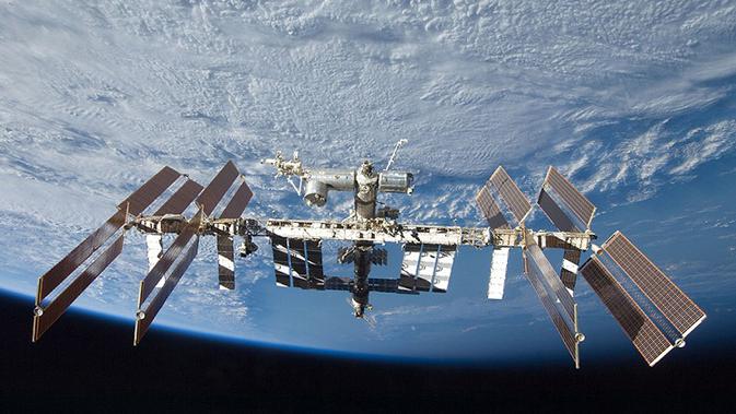 International Space Station (sumber : engadget.com)