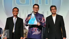 COO PT KMK, Manuel Irwanputra (tengah) saat menerima penghargaan Digital Marketing Award 2016 di Jakarta, Rabu (19/10). Manuel mewakili Liputan6.com untuk menerima dua penghargaan di acara tersebut. (Liputan6.com/Johan Tallo)