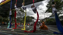 Sejumlah artis tampil pada Hari Hak Asasi Manusia di Medellin, Antioquia, Kolombia, 10 Desember 2021. Hari Hak Asasi Manusia dirayakan tiap tahun oleh banyak negara di seluruh dunia setiap tanggal 10 Desember. (JOAQUIN SARMIENTO/AFP)