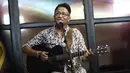 Penyanyi legendaris Andre Hehanusa saat tampil dalam #KLYLounge di Kantor KLY, Jakarta, Jumat (14/9). Di usianya yang sudah 54 tahun, Andre masih produktif menghasilkan sejumlah karya. (Liputan6.com/Herman Zakharia)