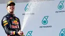 Pebalap Red Bull Racing asal Australia, Daniel Ricciardo, menjadi pemenang balapan GP Malaysia di Sirkuit Sepang, Minggu (2/10). Bagi Ricciardo, ini merupakan kemenangan pertama sejak terakhir mendapatkannya pada GP Belgia 2014.( REUTERS / Edgar Su)