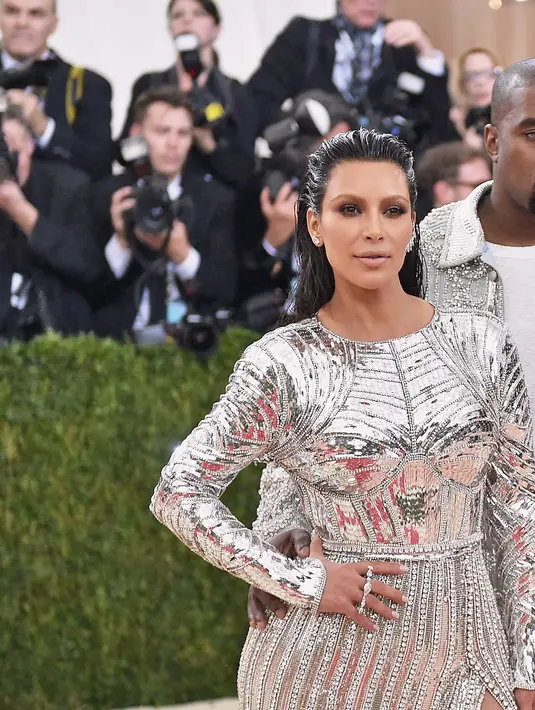 Sempat dikabarkan bahwa, rumah tangga Kim Kardashian dan Kanye West hanyalah rekayasa semata dan untuk meraih popularitas. Putri pertama mereka, North West di isukan bukan putri biologis dari Kanye West. (AFP/Bintang.com)