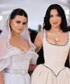 Semua orang menantikan tampilan para co-chair di karpet merah Met Gala 2023 di antaranya Dua Lipa dan Penéloe Cruz. [Foto: @themetgalaofficial]