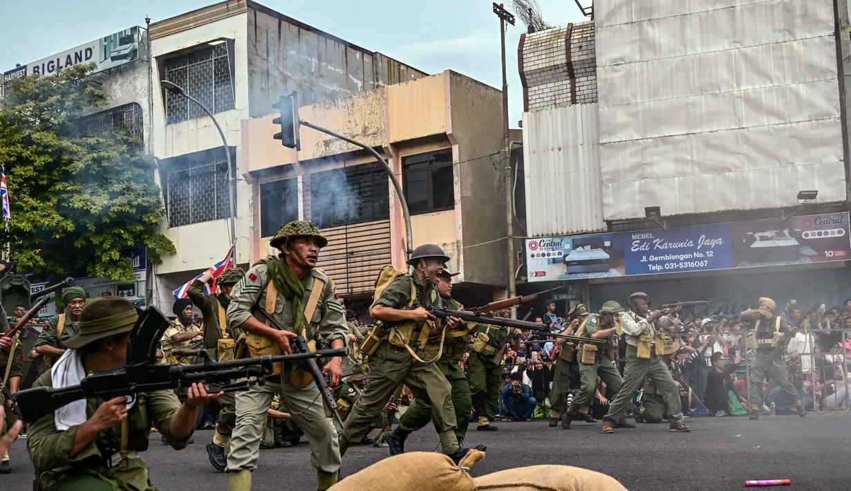Anggota Komunitas Roode Brug Soerabaia dan Reenactor Indonesia berpartisipasi dalam reka ulang Pertempuran Surabaya, di Surabaya, Minggu 2 November 2025. Mereka berharap kegiatan ini bisa meningkatkan pemahaman sejarah di kalangan generasi muda. (Juni KRISWANTO/AFP)