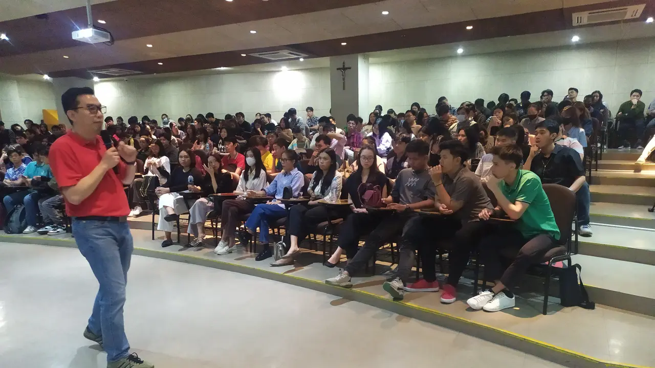 Vidio Goes to Campus menyambangi mahasiswa UKWMS Surabaya. (Dian Kurniawan/Liputan6.com)