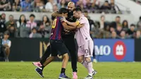 Bodyguard Lionel Messi, Yassine Chueko, kembali jadi sorotan. Dia dengan sigap meringkus fans yang menerobos lapangan demi bisa memeluk La Pulga saat Inter Miami bertandang ke markas Los Angeles FC dalam lanjutan Major League Soccer, Senin (4/9/2023). (AP Photo/Ryan Sun)