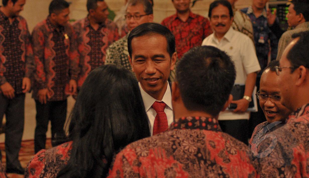 Presiden Joko Widodo menyalami satu persatu anggota BPH Hipmi di Istana Negara, Jakarta, Senin (6/4/2015). Jokowi meminta agar para pengusaha optimis untuk bersaing dalam menghadapi pasar bebas tahun 2015 (Liputan6.com/Faizal Fanani)