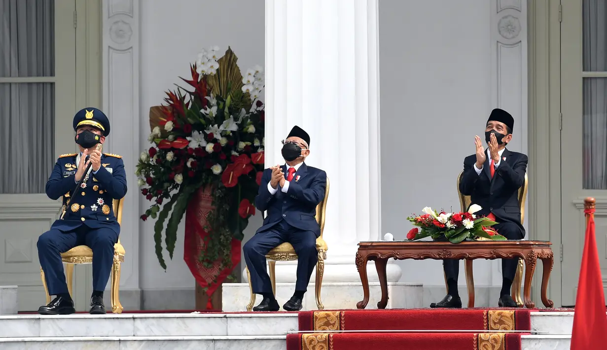 Presiden Joko Widodo atau Jokowi (kanan) didampingi Wakil Presiden Ma'ruf Amin (tengah) dan Panglima TNI Marsekal Hadi Tjahjanto saat mengikuti upacara HUT ke-76 TNI di halaman Istana Merdeka, Jakarta, Selasa (5/10/2021). (Foto: Istana Kepresidenan)