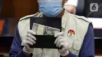 Petugas Komisi Pemberantasan Korupsi (KPK) menunjukkan barang bukti penangkapan Wakil Ketua DPRD Provinsi Jawa Timur 2019-2024, Sahat Tua P. Simandjuntak bersama tiga orang lainnya di Gedung Merah Putih KPK, Jakarta, Kamis (15/12/2022). Sahat Tua P. Simandjuntak bersama tiga orang lainnya terjerat OTT KPK berikut barang bukti uang dengan nilai seluruhnya Rp1 miliar. (Liputan6.com/Helmi Fithriansyah)