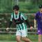 PSS Sleman sudah kembali berlatih pasca-libur lebaran di Lapangan Pakembinangun, Kamis (3/4/2025). Pelatih Pieter Huistra tampak mengamati Wahyudi Hamasi yang sudah ikut berlatih. (dok. PSS Sleman)