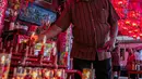 Warga keturunan Tionghoa menyalakan lilin saat sembahyang di Vihara Amurva Bhumi, Jakarta, Kamis (11/2/2021). Sembahyang jelang Imlek ini sebagai ungkapan syukur atas rejeki dan keselamatan dari Tuhan serta untuk pengharapan kehidupan lebih baik di tahun Kerbau Logam. (Liputan6.com/Faizal Fanani)