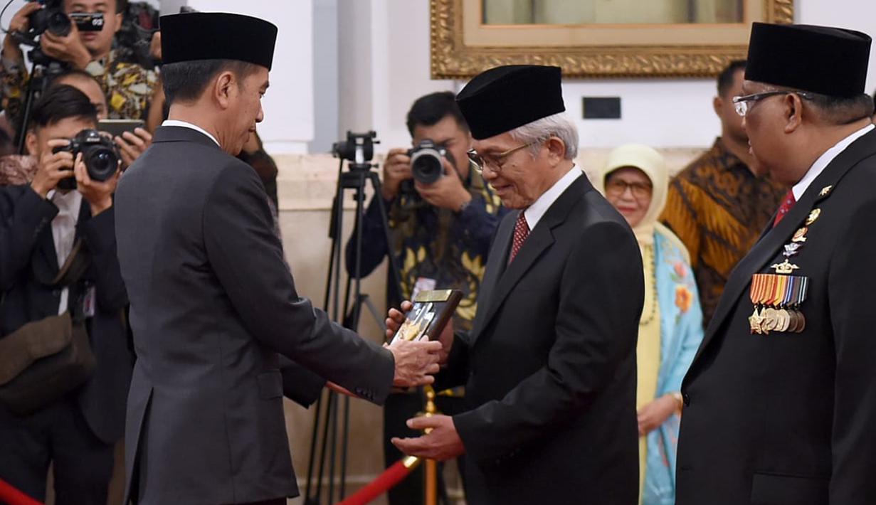 Presiden Joko Widodo (kiri) memberikan gelar Pahlawan Nasional kepada ahli waris di Istana Negara, Jakarta, Jumat (8/11/2019). Jokowi memberikan gelar Pahlawan Nasional kepada enam tokoh yang dianggap berjasa untuk Indonesia. (Foto: Lukas-Biro Pers Sekretariat Presiden)
