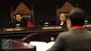 Hakim Konstitusi Wahiduddin Adams dan Anwar Usman saat sidang uji materi UU No 26 Tahun 2000 tentang Pengadilan HAM di Gedung Mahkamah Konstitusi, Jakarta, Selasa (8/9). Permohonan uji materi ini diajukan keluarga korban 1998. (Liputan6.com/Helmi Afandi)