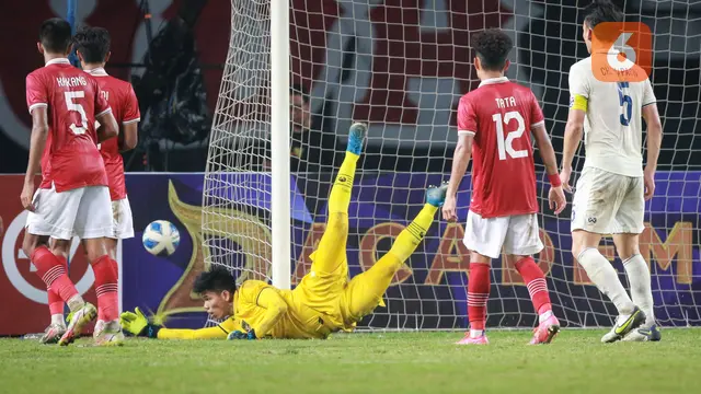 Foto: Aksi Heroik Cahya Supriadi Saat Selamatkan Gawang Timnas Indonesia U-19 dari Gempuran Thailand di Piala AFF U-19