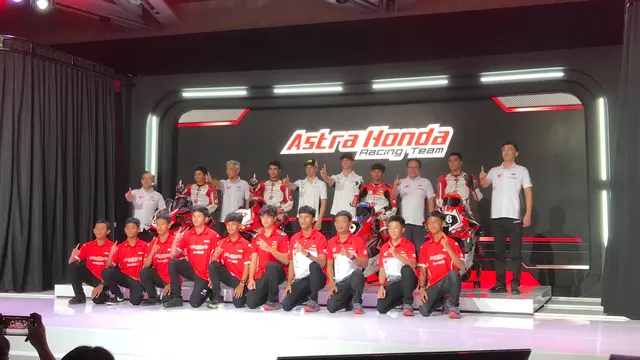 Joan Mir dan Luca Marini bersama Pembalap AHRT